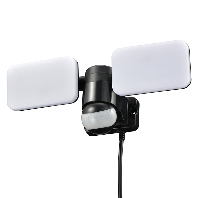 リモコン付LEDセンサーライト 2灯 コンセント式 [品番]07-8894｜株式